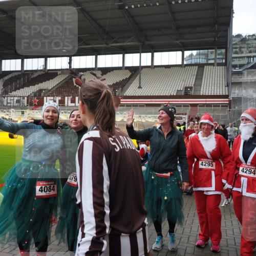 07.12.2025 - St. Pauli X-Mass-Run No. 15 Fabian Wolf http://msf.ph/oto/9424763 07.12.2025 12:08:57 Ziel 586, 643, 775, 807, 1269, 1270, 1405, 1652, 1653, 1685, 1901, 2414, 2731, 3230, 3233, 3876, 4086, 4137, 4138, 4294, 4295, 4297, 4429, 4720 meine-sportfotos.de