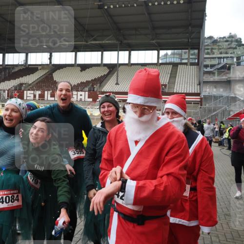 07.12.2025 - St. Pauli X-Mass-Run No. 15 Fabian Wolf http://msf.ph/oto/9424774 07.12.2025 12:08:59 Ziel 586, 643, 775, 807, 1405, 1652, 1653, 1685, 1901, 2414, 2731, 3230, 3233, 4137, 4138, 4294, 4295, 4297, 4720 meine-sportfotos.de