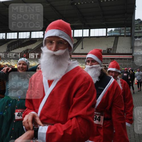 07.12.2025 - St. Pauli X-Mass-Run No. 15 Fabian Wolf http://msf.ph/oto/9424778 07.12.2025 12:09:00 Ziel 586, 643, 775, 807, 1405, 1652, 1653, 1685, 1901, 2414, 2731, 3230, 3233, 4137, 4138, 4294, 4720 meine-sportfotos.de