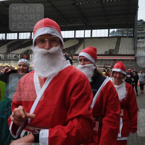 07.12.2025 - St. Pauli X-Mass-Run No. 15 Fabian Wolf http://msf.ph/oto/9424779 07.12.2025 12:09:00 Ziel 586, 643, 775, 807, 1405, 1652, 1653, 1685, 1901, 2414, 2731, 3230, 3233, 4137, 4138, 4294, 4720 meine-sportfotos.de