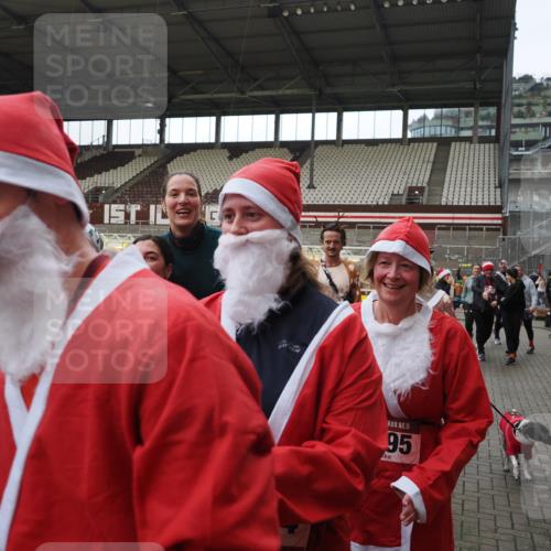 07.12.2025 - St. Pauli X-Mass-Run No. 15 Fabian Wolf http://msf.ph/oto/9424782 07.12.2025 12:09:01 Ziel 586, 643, 775, 807, 1405, 1652, 1653, 1685, 1901, 2414, 2731, 3230, 3233, 4137, 4138, 4720 meine-sportfotos.de
