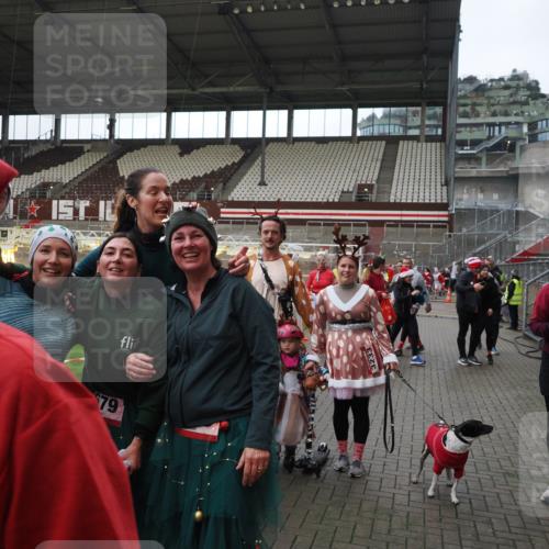 07.12.2025 - St. Pauli X-Mass-Run No. 15 Fabian Wolf http://msf.ph/oto/9424784 07.12.2025 12:09:03 Ziel 586, 643, 775, 807, 1405, 1652, 1653, 1685, 1901, 2414, 2731, 3233, 4720 meine-sportfotos.de