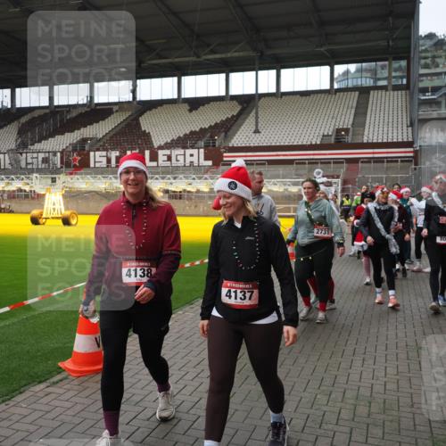 07.12.2025 - St. Pauli X-Mass-Run No. 15 Fabian Wolf http://msf.ph/oto/9424821 07.12.2025 12:09:17 Ziel 138, 1725, 1727, 2009, 3538, 3947, 3955, 3966, 4196, 4197, 4198, 4267, 4282, 4283 meine-sportfotos.de