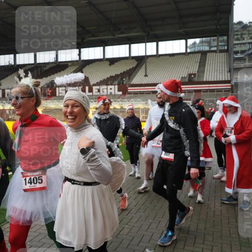 07.12.2025 - St. Pauli X-Mass-Run No. 15 Fabian Wolf http://msf.ph/oto/9424852 07.12.2025 12:09:32 Ziel 1725, 1727, 4313, 4315 meine-sportfotos.de