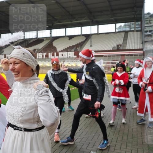 07.12.2025 - St. Pauli X-Mass-Run No. 15 Fabian Wolf http://msf.ph/oto/9424853 07.12.2025 12:09:32 Ziel 1725, 1727, 4313, 4315 meine-sportfotos.de