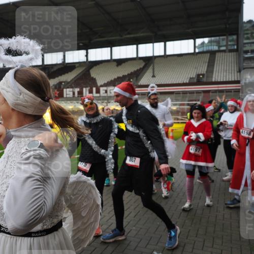 07.12.2025 - St. Pauli X-Mass-Run No. 15 Fabian Wolf http://msf.ph/oto/9424854 07.12.2025 12:09:32 Ziel 1725, 1727, 4313, 4315 meine-sportfotos.de