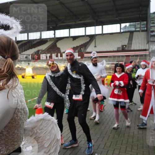07.12.2025 - St. Pauli X-Mass-Run No. 15 Fabian Wolf http://msf.ph/oto/9424855 07.12.2025 12:09:33 Ziel 1727, 4313, 4315 meine-sportfotos.de