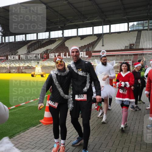 07.12.2025 - St. Pauli X-Mass-Run No. 15 Fabian Wolf http://msf.ph/oto/9424856 07.12.2025 12:09:33 Ziel 1727, 4313, 4315 meine-sportfotos.de