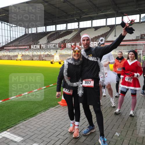 07.12.2025 - St. Pauli X-Mass-Run No. 15 Fabian Wolf http://msf.ph/oto/9424857 07.12.2025 12:09:34 Ziel 4313, 4315 meine-sportfotos.de