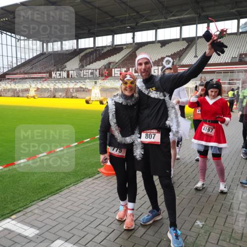 07.12.2025 - St. Pauli X-Mass-Run No. 15 Fabian Wolf http://msf.ph/oto/9424859 07.12.2025 12:09:34 Ziel 4313, 4315 meine-sportfotos.de