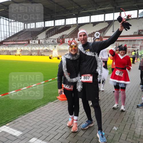 07.12.2025 - St. Pauli X-Mass-Run No. 15 Fabian Wolf http://msf.ph/oto/9424860 07.12.2025 12:09:35 Ziel 4313, 4315 meine-sportfotos.de
