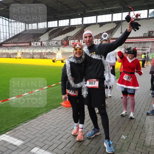 07.12.2025 - St. Pauli X-Mass-Run No. 15 Fabian Wolf http://msf.ph/oto/9424861 07.12.2025 12:09:35 Ziel 4313, 4315 meine-sportfotos.de