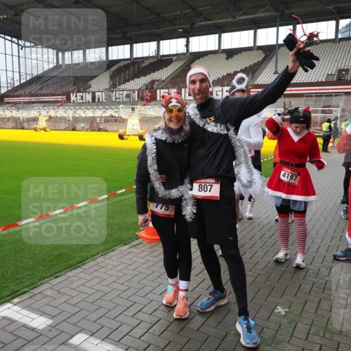 07.12.2025 - St. Pauli X-Mass-Run No. 15 Fabian Wolf http://msf.ph/oto/9424862 07.12.2025 12:09:35 Ziel 4313, 4315 meine-sportfotos.de