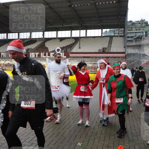 07.12.2025 - St. Pauli X-Mass-Run No. 15 Fabian Wolf http://msf.ph/oto/9424864 07.12.2025 12:09:36 Ziel 4313, 4315 meine-sportfotos.de