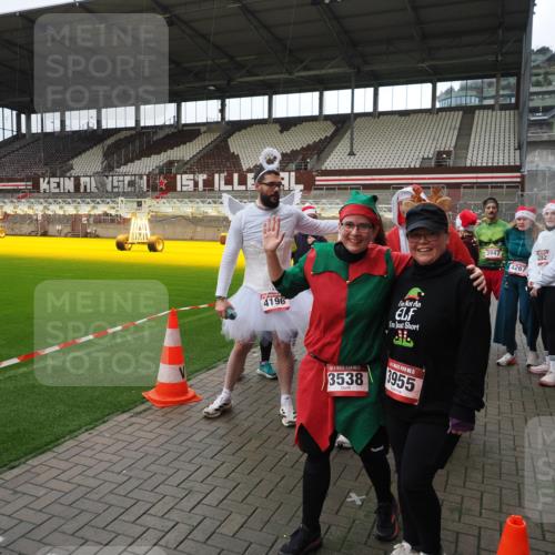 07.12.2025 - St. Pauli X-Mass-Run No. 15 Fabian Wolf http://msf.ph/oto/9424865 07.12.2025 12:09:38 Ziel 1494, 4313, 4315 meine-sportfotos.de