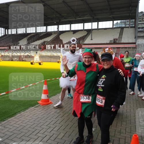 07.12.2025 - St. Pauli X-Mass-Run No. 15 Fabian Wolf http://msf.ph/oto/9424866 07.12.2025 12:09:38 Ziel 1494, 4313, 4315 meine-sportfotos.de