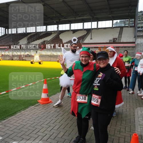 07.12.2025 - St. Pauli X-Mass-Run No. 15 Fabian Wolf http://msf.ph/oto/9424867 07.12.2025 12:09:38 Ziel 1494, 4313, 4315 meine-sportfotos.de