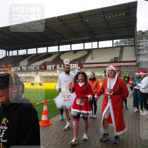 07.12.2025 - St. Pauli X-Mass-Run No. 15 Fabian Wolf http://msf.ph/oto/9424875 07.12.2025 12:09:42 Ziel 830, 1494, 4313, 4315 meine-sportfotos.de