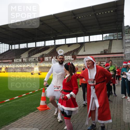 07.12.2025 - St. Pauli X-Mass-Run No. 15 Fabian Wolf http://msf.ph/oto/9424879 07.12.2025 12:09:42 Ziel 830, 1494, 4313, 4315 meine-sportfotos.de
