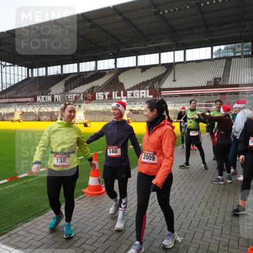 07.12.2025 - St. Pauli X-Mass-Run No. 15 Fabian Wolf http://msf.ph/oto/9424898 07.12.2025 12:09:50 Ziel 830, 835, 1494, 3744, 3746 meine-sportfotos.de