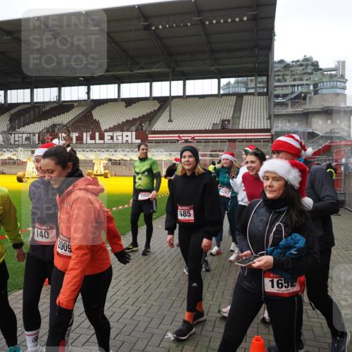 07.12.2025 - St. Pauli X-Mass-Run No. 15 Fabian Wolf http://msf.ph/oto/9424906 07.12.2025 12:09:53 Ziel 830, 835, 1494, 3462, 3744, 3746, 3760 meine-sportfotos.de