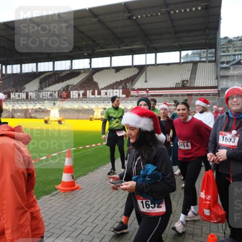 07.12.2025 - St. Pauli X-Mass-Run No. 15 Fabian Wolf http://msf.ph/oto/9424907 07.12.2025 12:09:54 Ziel 830, 835, 1494, 3462, 3744, 3746, 3760 meine-sportfotos.de