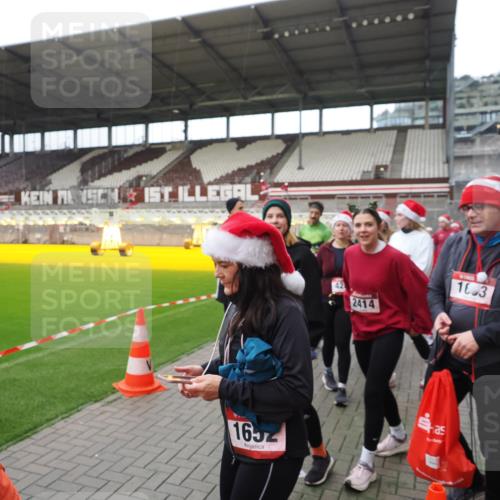 07.12.2025 - St. Pauli X-Mass-Run No. 15 Fabian Wolf http://msf.ph/oto/9424908 07.12.2025 12:09:54 Ziel 830, 835, 1494, 3462, 3744, 3746, 3760 meine-sportfotos.de