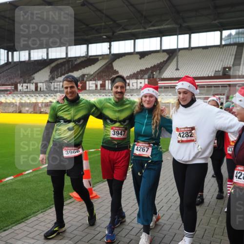 07.12.2025 - St. Pauli X-Mass-Run No. 15 Fabian Wolf http://msf.ph/oto/9424936 07.12.2025 12:10:09 Ziel 3374, 3375, 3376, 3462, 3760 meine-sportfotos.de