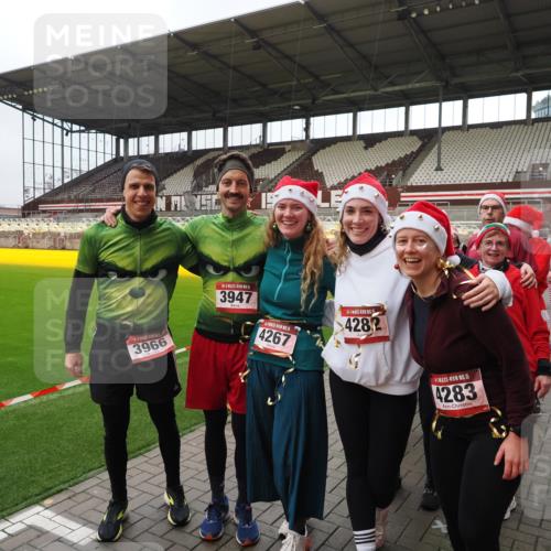 07.12.2025 - St. Pauli X-Mass-Run No. 15 Fabian Wolf http://msf.ph/oto/9424955 07.12.2025 12:10:14 Ziel 3374, 3375, 3376 meine-sportfotos.de