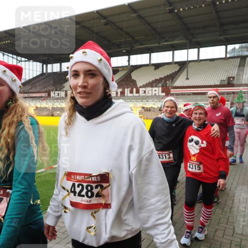 07.12.2025 - St. Pauli X-Mass-Run No. 15 Fabian Wolf http://msf.ph/oto/9424958 07.12.2025 12:10:16 Ziel 1036, 1037, 3374, 3375, 3376 meine-sportfotos.de