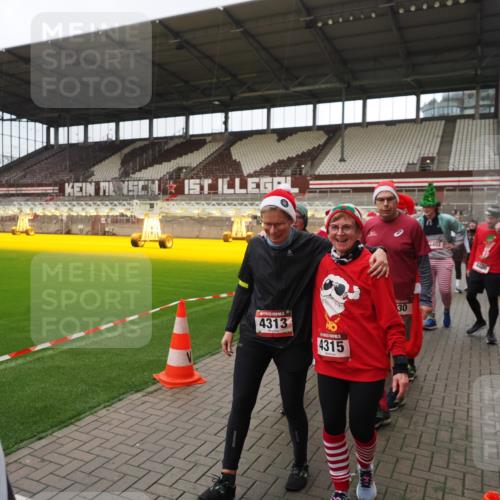 07.12.2025 - St. Pauli X-Mass-Run No. 15 Fabian Wolf http://msf.ph/oto/9424959 07.12.2025 12:10:16 Ziel 1036, 1037, 3374, 3375, 3376 meine-sportfotos.de
