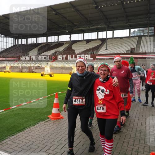 07.12.2025 - St. Pauli X-Mass-Run No. 15 Fabian Wolf http://msf.ph/oto/9424960 07.12.2025 12:10:17 Ziel 1036, 1037, 3374, 3375, 3376 meine-sportfotos.de