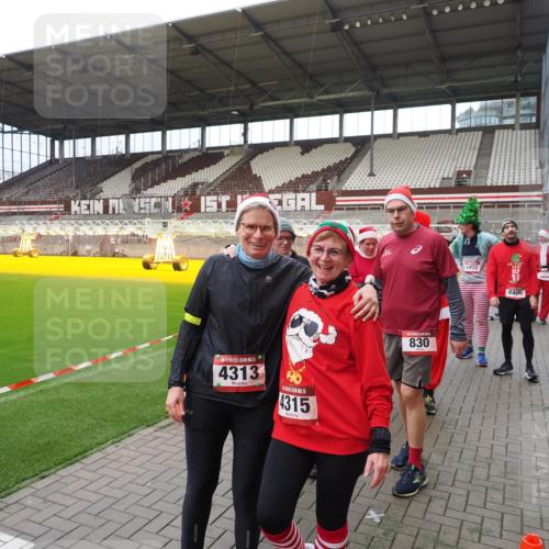 07.12.2025 - St. Pauli X-Mass-Run No. 15 Fabian Wolf http://msf.ph/oto/9424961 07.12.2025 12:10:17 Ziel 1036, 1037, 3374, 3375, 3376 meine-sportfotos.de