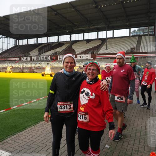 07.12.2025 - St. Pauli X-Mass-Run No. 15 Fabian Wolf http://msf.ph/oto/9424963 07.12.2025 12:10:18 Ziel 1036, 1037, 3374, 3375, 3376 meine-sportfotos.de
