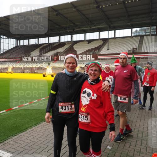 07.12.2025 - St. Pauli X-Mass-Run No. 15 Fabian Wolf http://msf.ph/oto/9424964 07.12.2025 12:10:19 Ziel 1036, 1037, 3374, 3375, 3376 meine-sportfotos.de