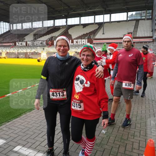 07.12.2025 - St. Pauli X-Mass-Run No. 15 Fabian Wolf http://msf.ph/oto/9424971 07.12.2025 12:10:21 Ziel 1036, 1037, 3374, 3375, 3376 meine-sportfotos.de