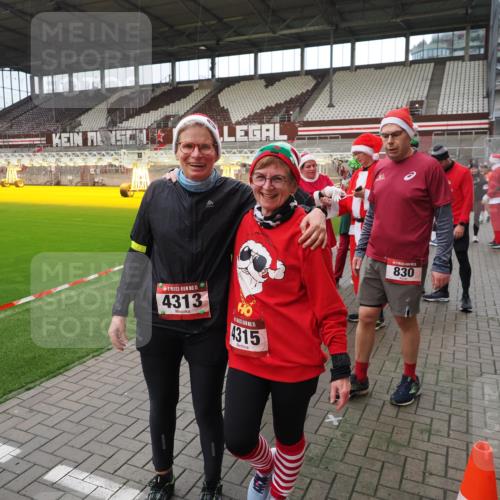 07.12.2025 - St. Pauli X-Mass-Run No. 15 Fabian Wolf http://msf.ph/oto/9424977 07.12.2025 12:10:22 Ziel 1036, 1037, 3374, 3375, 3376, 4833 meine-sportfotos.de