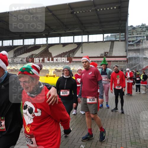07.12.2025 - St. Pauli X-Mass-Run No. 15 Fabian Wolf http://msf.ph/oto/9424979 07.12.2025 12:10:24 Ziel 1036, 1037, 3374, 3375, 3376, 4745, 4833, 4834 meine-sportfotos.de