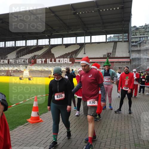 07.12.2025 - St. Pauli X-Mass-Run No. 15 Fabian Wolf http://msf.ph/oto/9424980 07.12.2025 12:10:25 Ziel 1036, 1037, 3374, 3375, 3376, 4745, 4833, 4834 meine-sportfotos.de