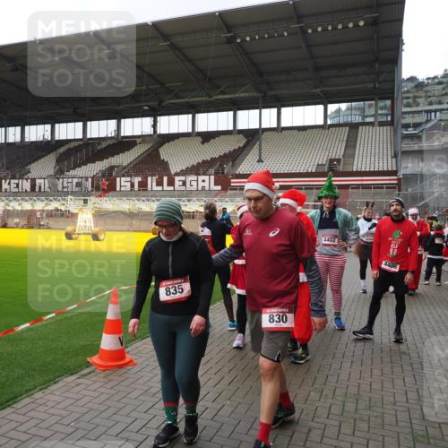 07.12.2025 - St. Pauli X-Mass-Run No. 15 Fabian Wolf http://msf.ph/oto/9424981 07.12.2025 12:10:25 Ziel 1036, 1037, 3374, 3375, 3376, 4745, 4833, 4834 meine-sportfotos.de