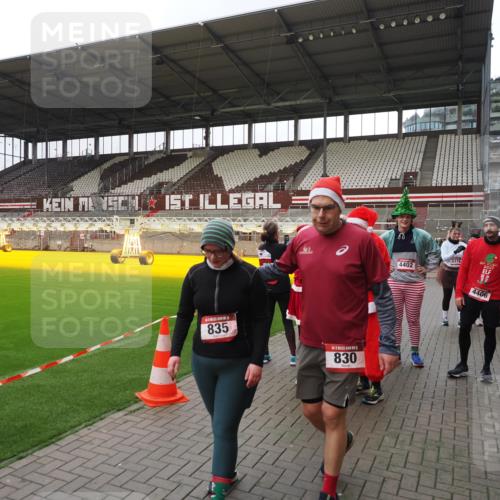 07.12.2025 - St. Pauli X-Mass-Run No. 15 Fabian Wolf http://msf.ph/oto/9424982 07.12.2025 12:10:25 Ziel 1036, 1037, 3374, 3375, 3376, 4745, 4833, 4834 meine-sportfotos.de