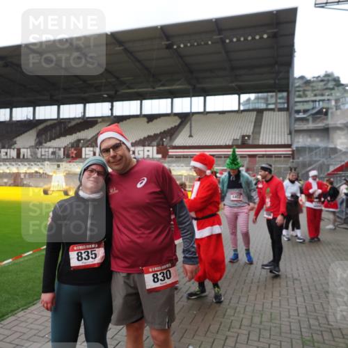 07.12.2025 - St. Pauli X-Mass-Run No. 15 Fabian Wolf http://msf.ph/oto/9424983 07.12.2025 12:10:27 Ziel 1036, 1037, 1728, 1731, 3701, 3840, 3841, 4745, 4826, 4827, 4833, 4834 meine-sportfotos.de