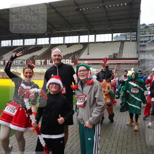 07.12.2025 - St. Pauli X-Mass-Run No. 15 Fabian Wolf http://msf.ph/oto/9425050 07.12.2025 12:10:51 Ziel 208, 223, 224, 1780, 1845, 4257, 4831 meine-sportfotos.de