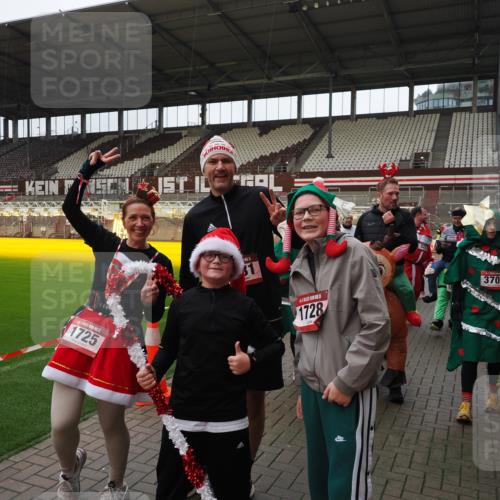 07.12.2025 - St. Pauli X-Mass-Run No. 15 Fabian Wolf http://msf.ph/oto/9425052 07.12.2025 12:10:52 Ziel 208, 223, 224, 1780, 1845, 4831 meine-sportfotos.de