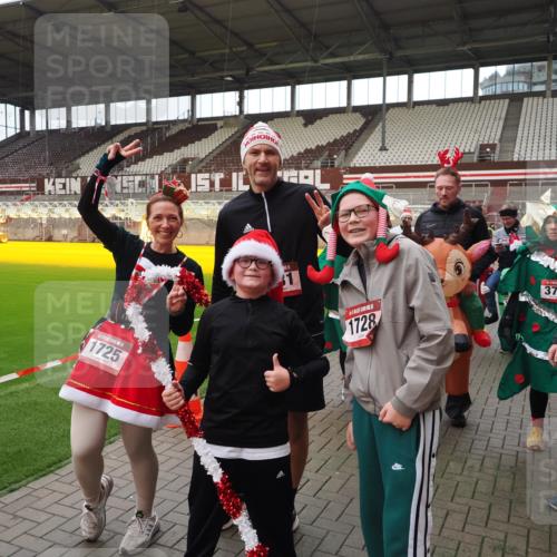 07.12.2025 - St. Pauli X-Mass-Run No. 15 Fabian Wolf http://msf.ph/oto/9425056 07.12.2025 12:10:53 Ziel 208, 223, 224, 1780, 1845 meine-sportfotos.de