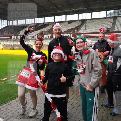 07.12.2025 - St. Pauli X-Mass-Run No. 15 Fabian Wolf http://msf.ph/oto/9425060 07.12.2025 12:10:53 Ziel 208, 223, 224, 1780, 1845 meine-sportfotos.de