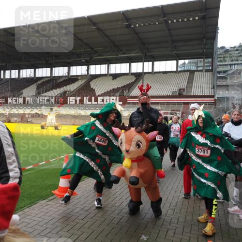 07.12.2025 - St. Pauli X-Mass-Run No. 15 Fabian Wolf http://msf.ph/oto/9425075 07.12.2025 12:11:03 Ziel 1780, 4398, 4400 meine-sportfotos.de