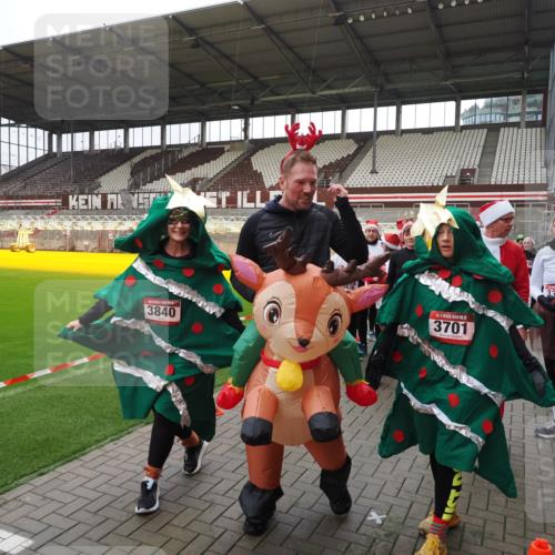 07.12.2025 - St. Pauli X-Mass-Run No. 15 Fabian Wolf http://msf.ph/oto/9425076 07.12.2025 12:11:04 Ziel 1780, 4398, 4400 meine-sportfotos.de