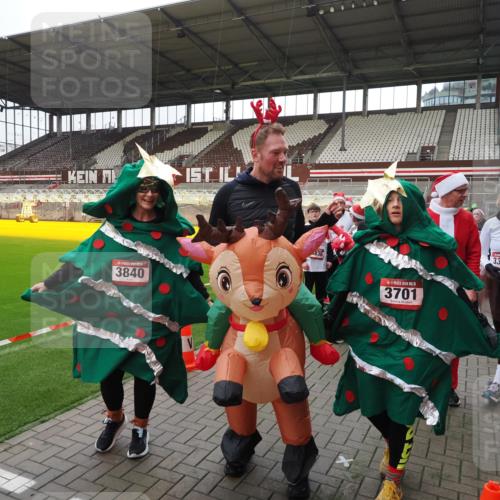 07.12.2025 - St. Pauli X-Mass-Run No. 15 Fabian Wolf http://msf.ph/oto/9425077 07.12.2025 12:11:04 Ziel 1780, 4398, 4400 meine-sportfotos.de