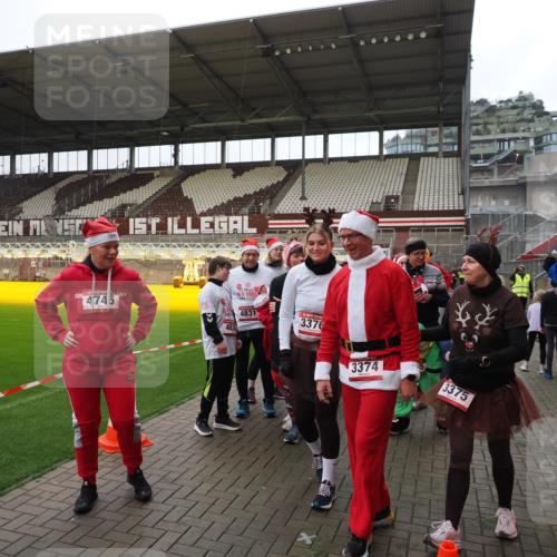 07.12.2025 - St. Pauli X-Mass-Run No. 15 Fabian Wolf http://msf.ph/oto/9425088 07.12.2025 12:11:11 Ziel 1780, 4398, 4400 meine-sportfotos.de